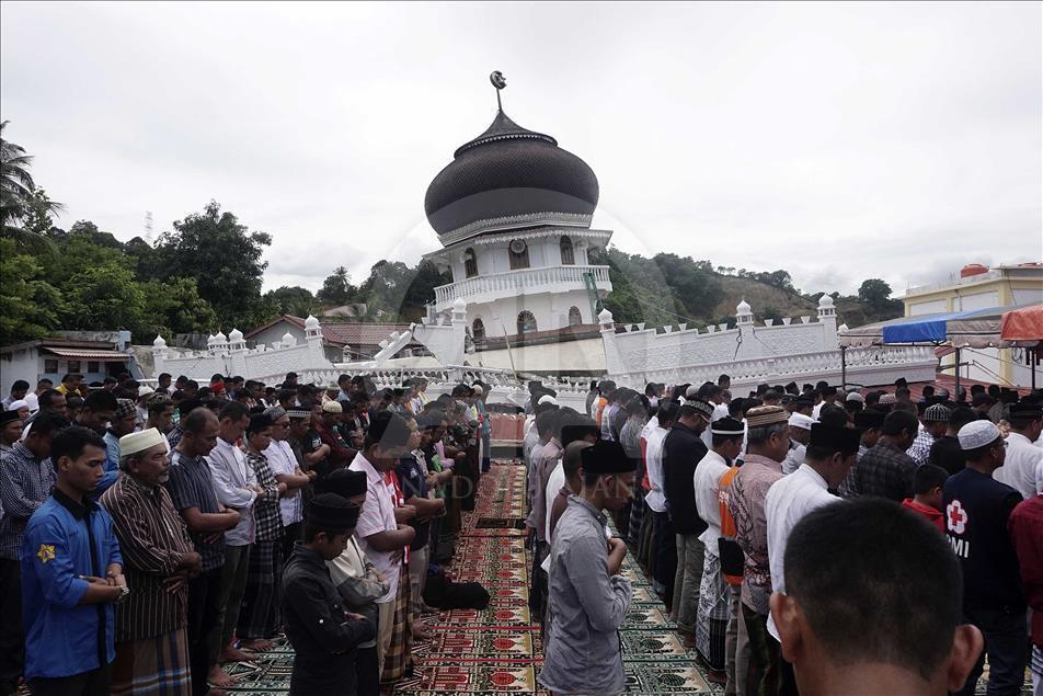 Indonesian President visits Aceh earthquake survivors