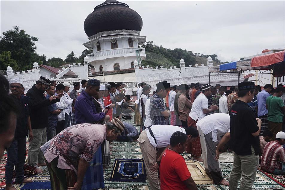 Indonesian President visits Aceh earthquake survivors