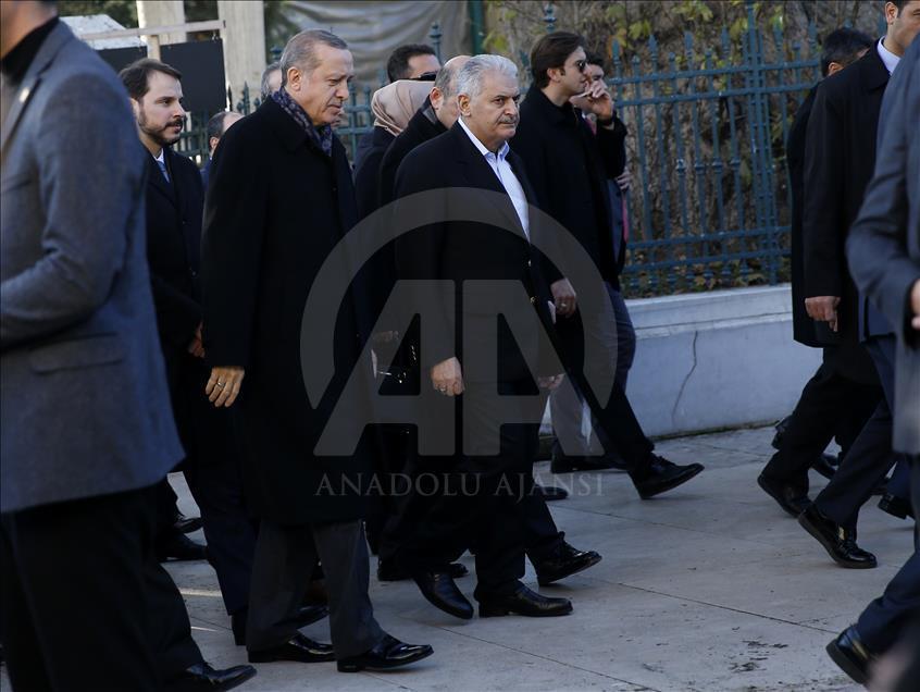 Erdoğan Eyüp Sultan Camii'nde vatandaşları selamladı 