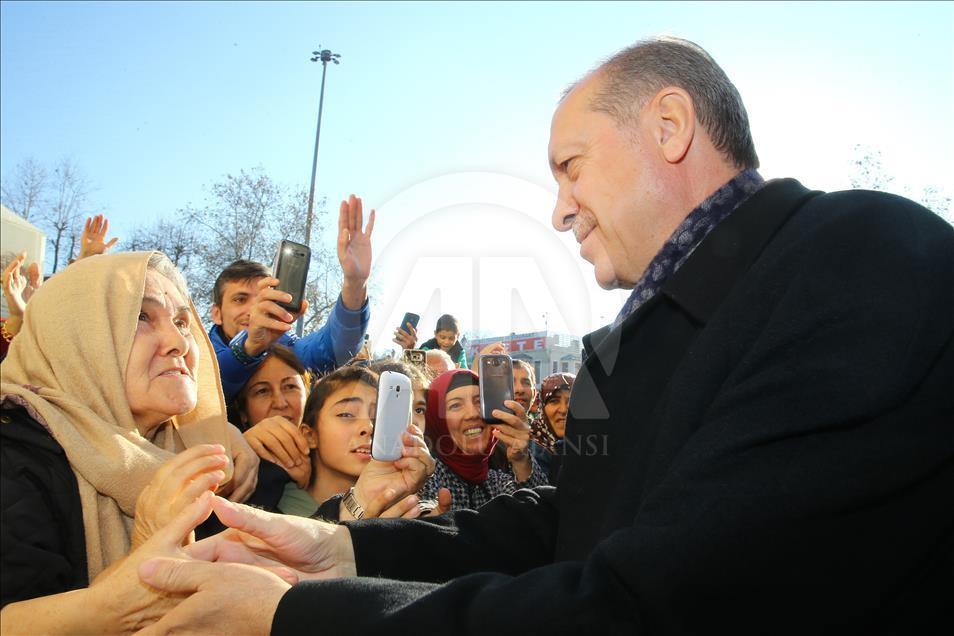 Erdoğan Eyüp Sultan Camii'nde vatandaşları selamladı 