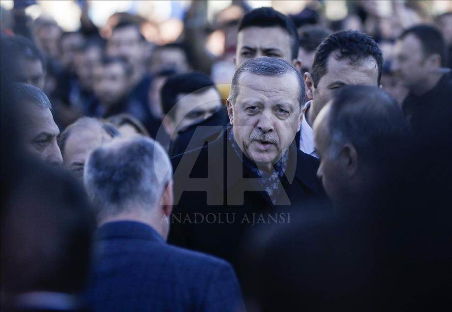 Erdoğan Eyüp Sultan Camii'nde vatandaşları selamladı 