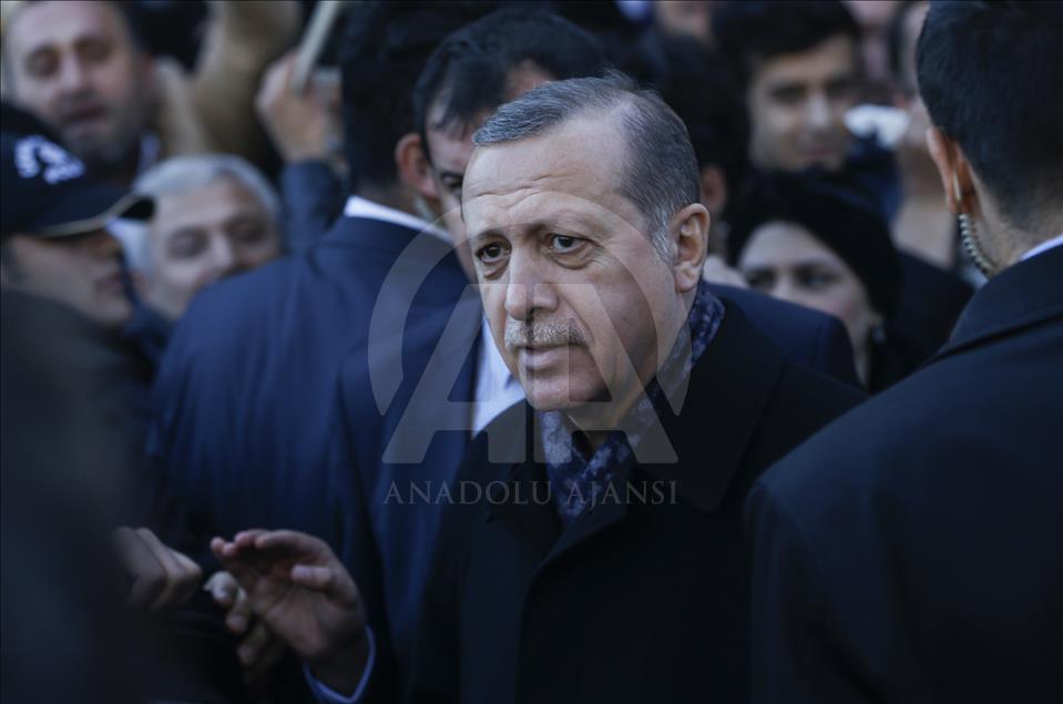 Erdoğan Eyüp Sultan Camii'nde vatandaşları selamladı 