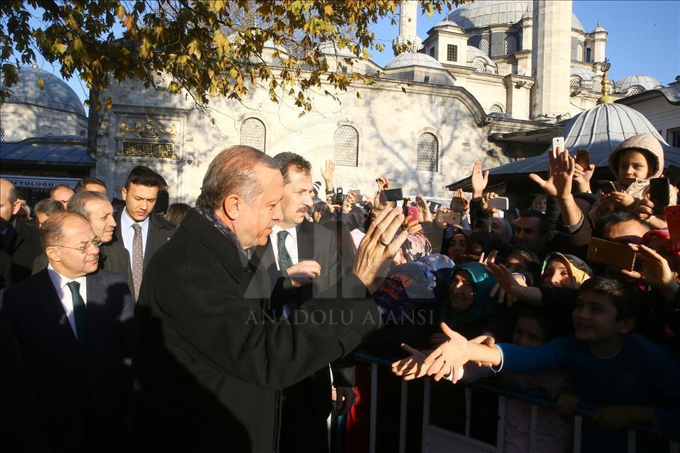 Erdoğan Eyüp Sultan Camii'nde vatandaşları selamladı 