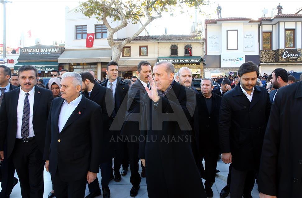 Erdoğan Eyüp Sultan Camii'nde vatandaşları selamladı 