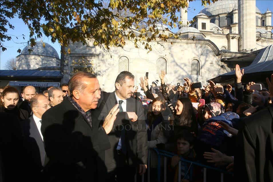 Erdoğan Eyüp Sultan Camii'nde vatandaşları selamladı 