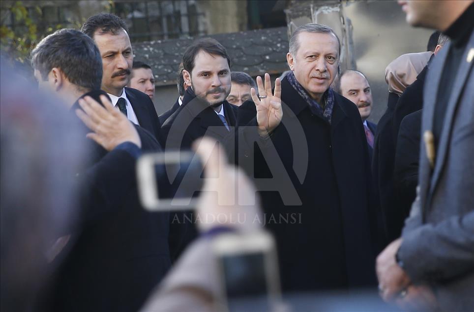 Erdoğan Eyüp Sultan Camii'nde vatandaşları selamladı 