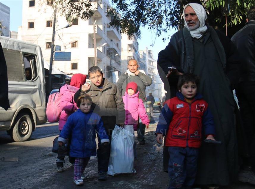 Evacuation of civilians in Aleppo 10