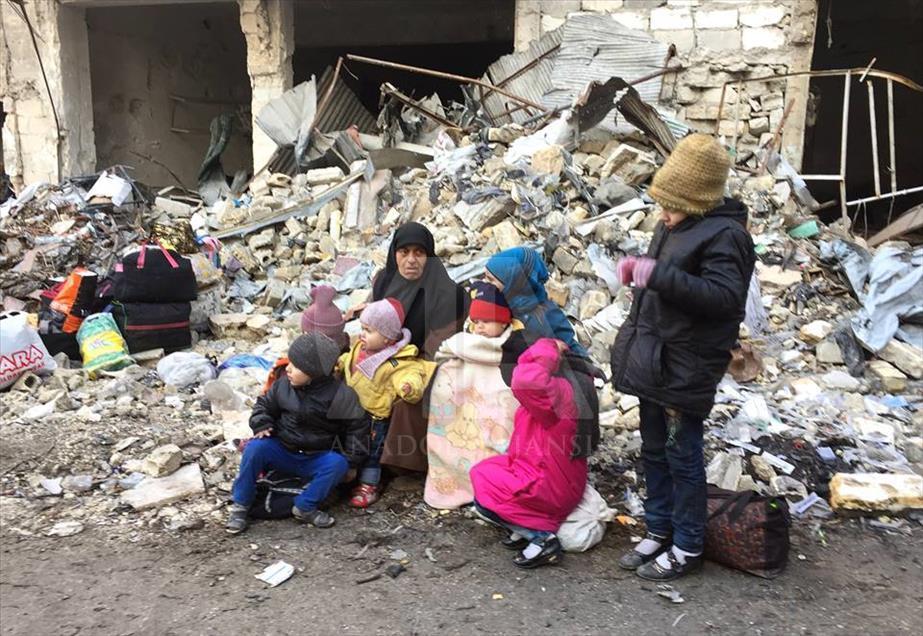 Evacuation of civilians in Aleppo 15
