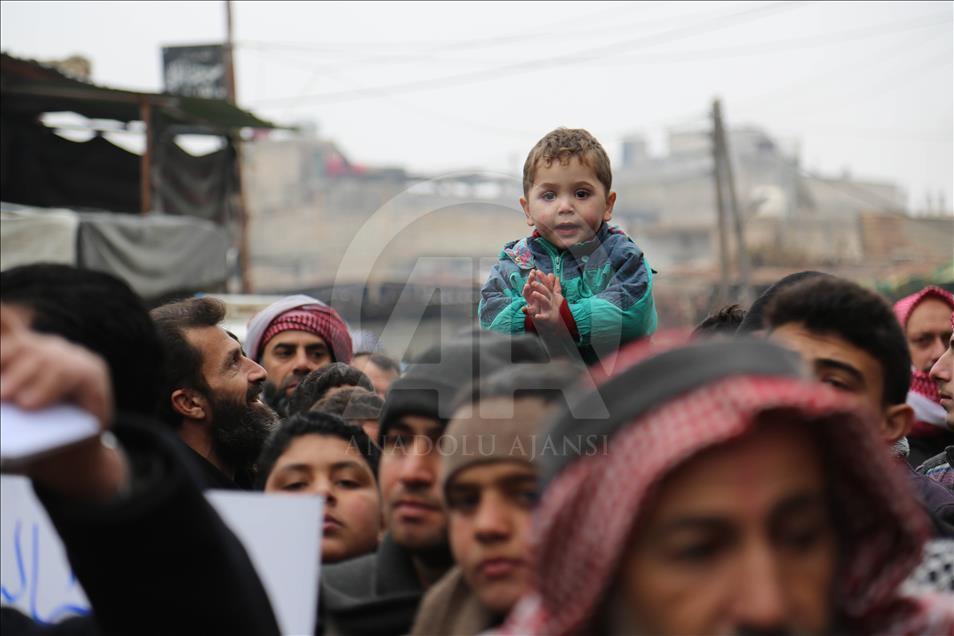 Doğu Guta'da Halep'e destek gösterisi