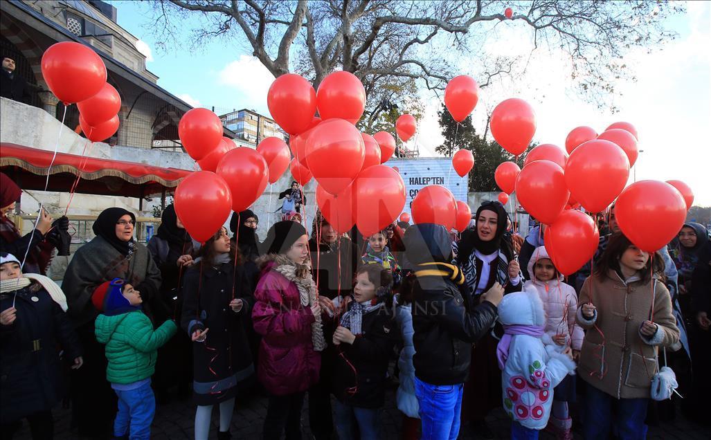 Halep'teki çocuklar için balon uçurdular