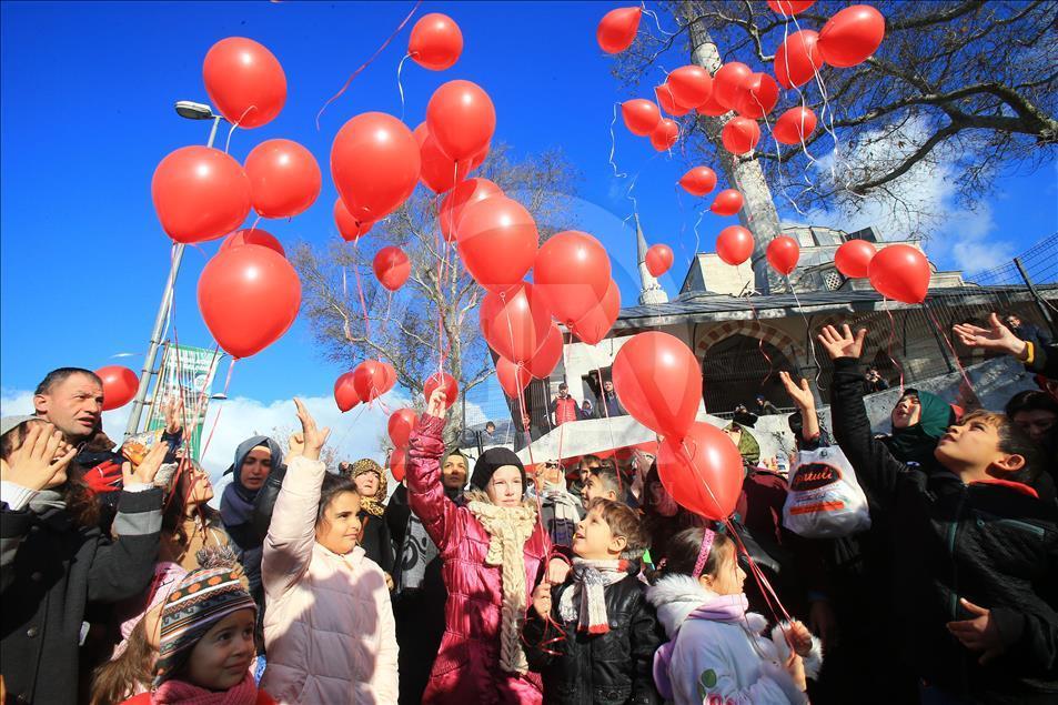 Halep'teki çocuklar için balon uçurdular