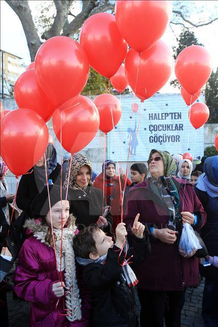 Halep'teki çocuklar için balon uçurdular
