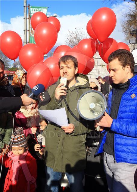 Halep'teki çocuklar için balon uçurdular