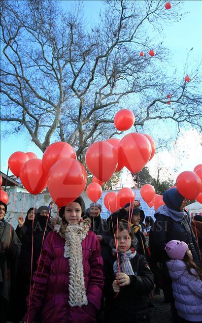 Halep'teki çocuklar için balon uçurdular