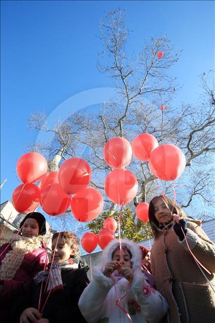 Halep'teki çocuklar için balon uçurdular