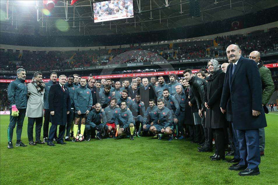 مسابقه فوتبال «احترام به شهدا» در باشگاه ودافون آرنای استانبول