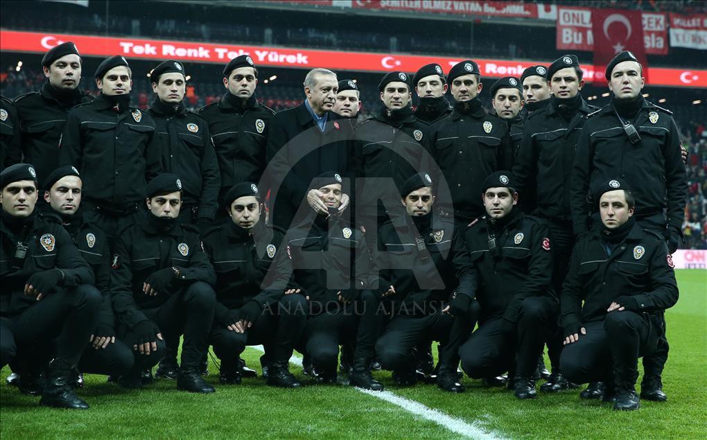 مسابقه فوتبال «احترام به شهدا» در باشگاه ودافون آرنای استانبول