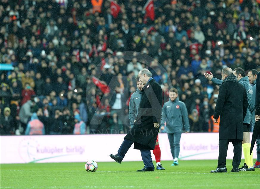 مسابقه فوتبال «احترام به شهدا» در باشگاه ودافون آرنای استانبول