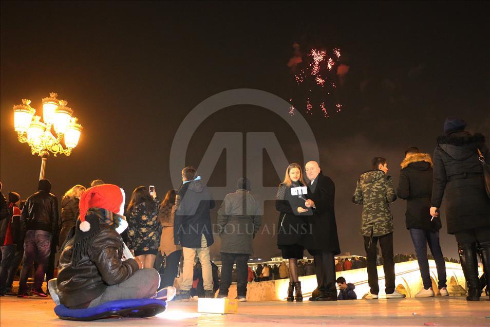 Festohet ndërrimi i viteve në Maqedoni, fishekzjarret pushtojnë Shkupin