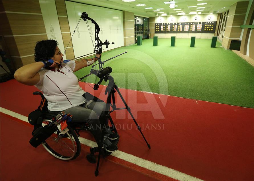 Paralimpik okçu azmiyle örnek oluyor