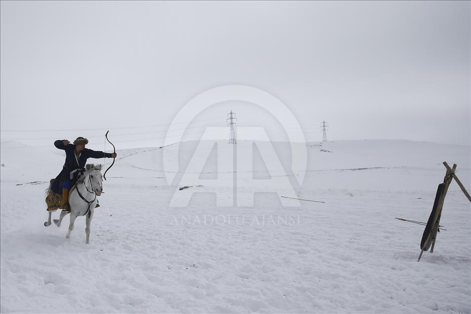 Турецкий конный лучник тренируется, несмотря на снег

