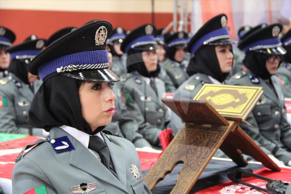 Afgan kadın polisler mezun oldu