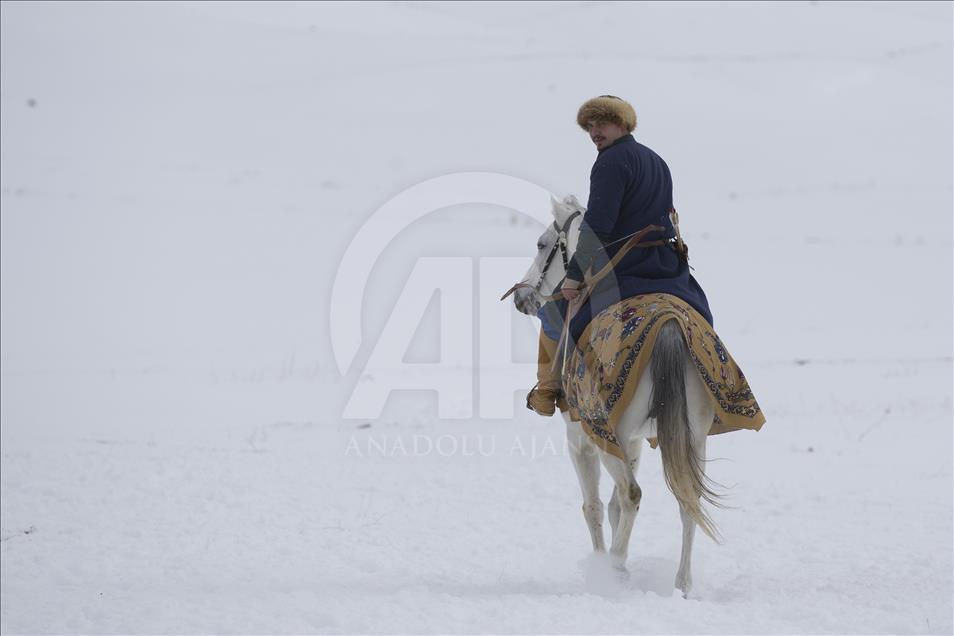 Kar üzerinde hedefe ulaşmaya çalışıyor
