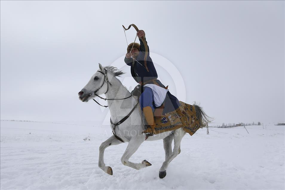 Kar üzerinde hedefe ulaşmaya çalışıyor