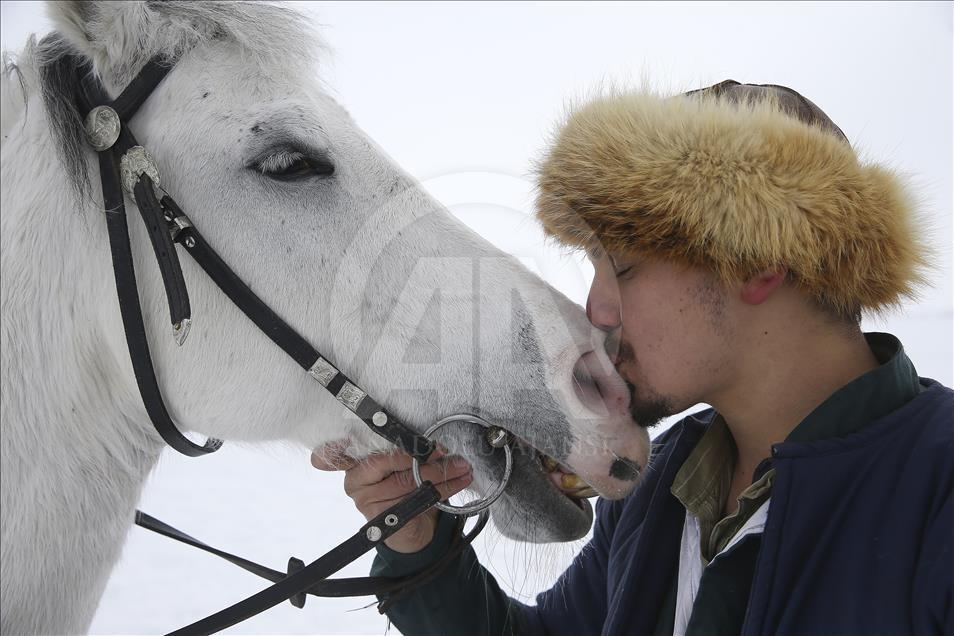Турецкий конный лучник тренируется, несмотря на снег
