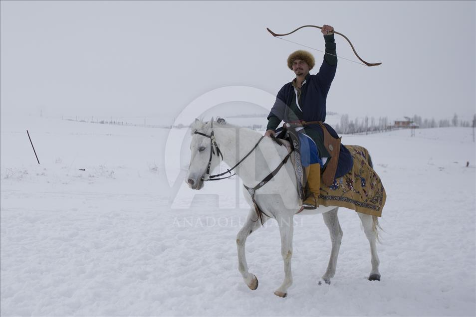 Kar üzerinde hedefe ulaşmaya çalışıyor
