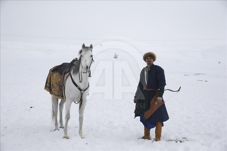 Kar üzerinde hedefe ulaşmaya çalışıyor