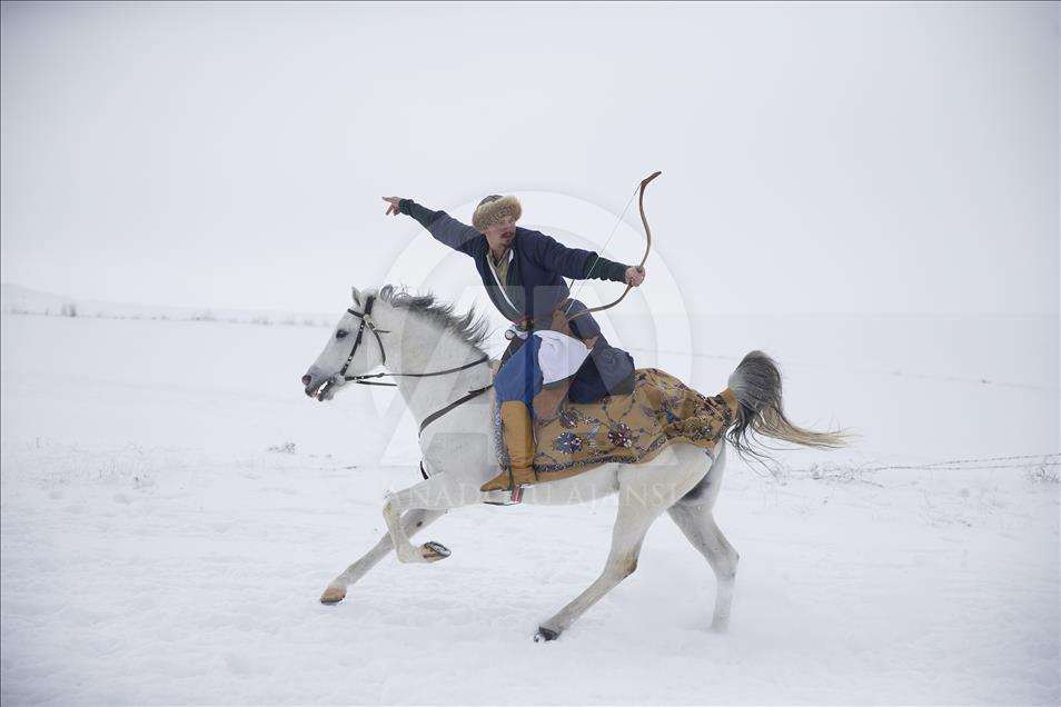 Kar üzerinde hedefe ulaşmaya çalışıyor