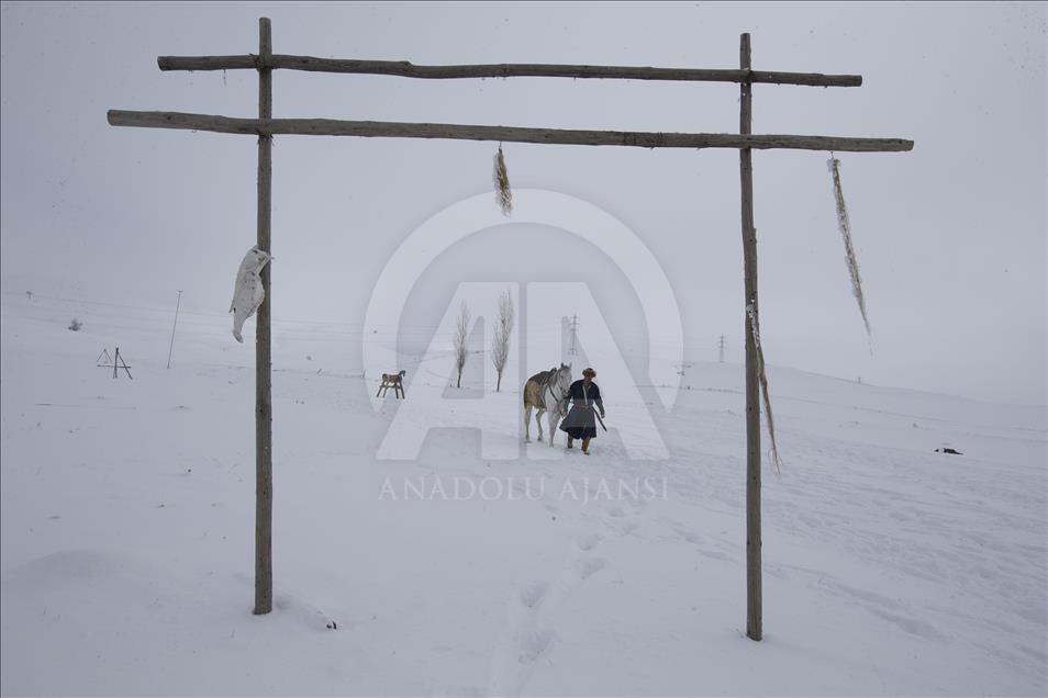 Kar üzerinde hedefe ulaşmaya çalışıyor