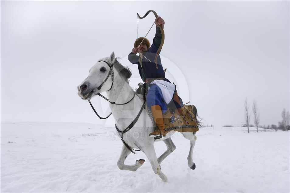 Kar üzerinde hedefe ulaşmaya çalışıyor