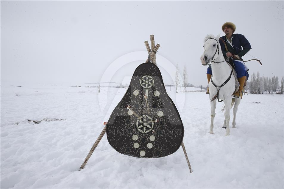 Турецкий конный лучник тренируется, несмотря на снег
