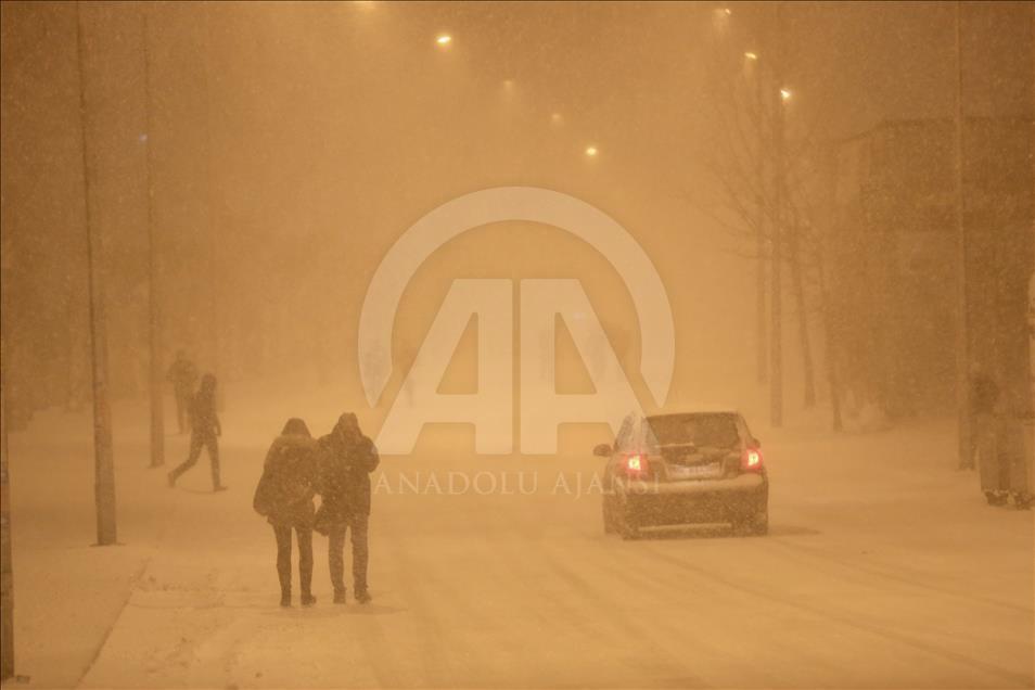 Высота снежного покрова в Стамбуле достигла 40 см