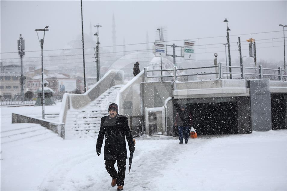 Высота снежного покрова в Стамбуле достигла 40 см
