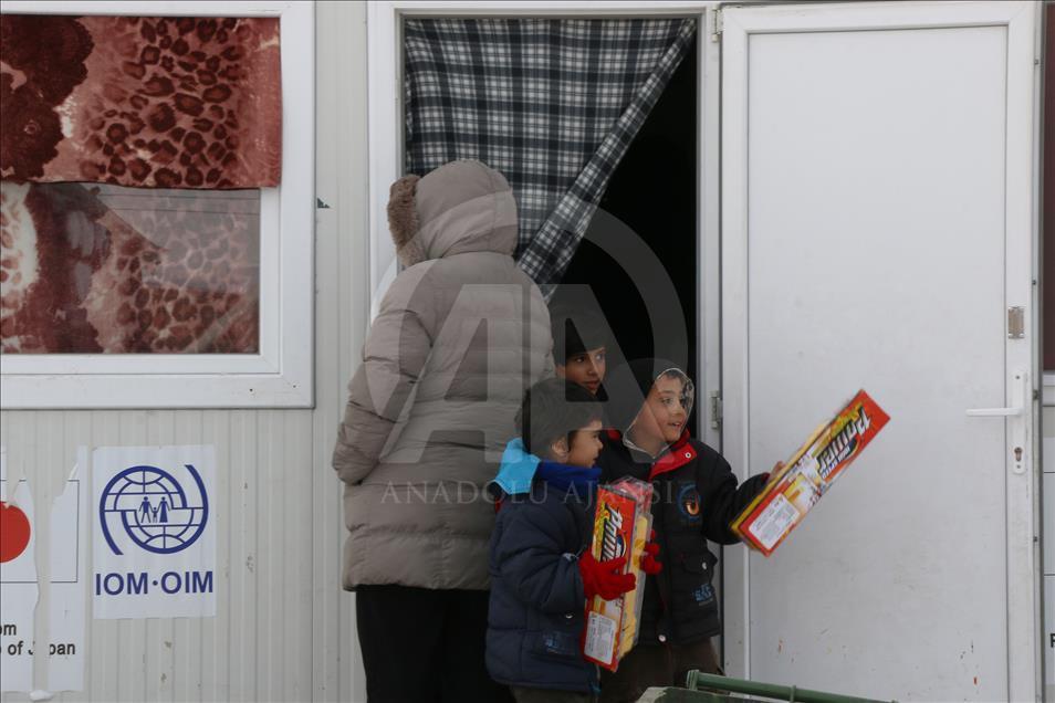 Refugjatët në Maqedoni kërkojnë liri për të vazhduar drejt Evropës