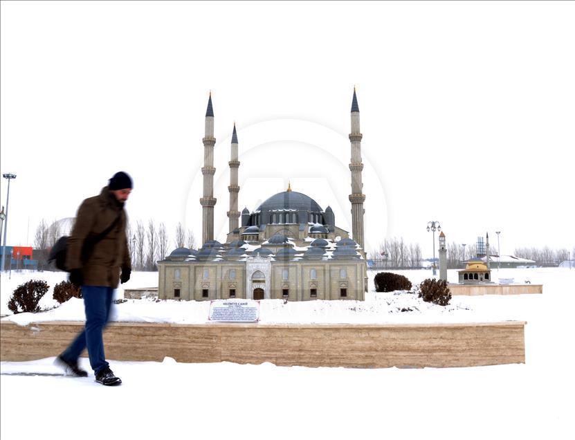 Kar'ın yağışıyla eğlenceli ve renkli görüntüler sergilendi