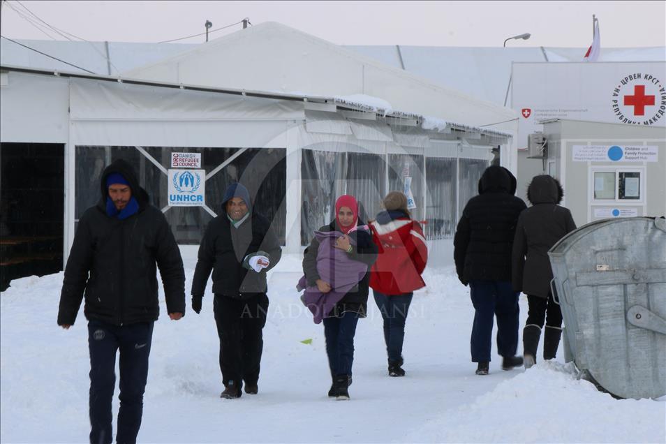 Makedonya'daki sığınmacıların soğukla mücadelesi