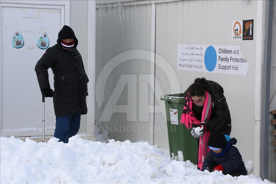 Makedonya'daki sığınmacıların soğukla mücadelesi