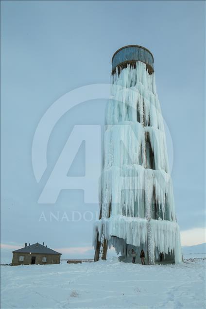 Мороз в Турции превратил водонапорную башню в ледяную скульптуру
