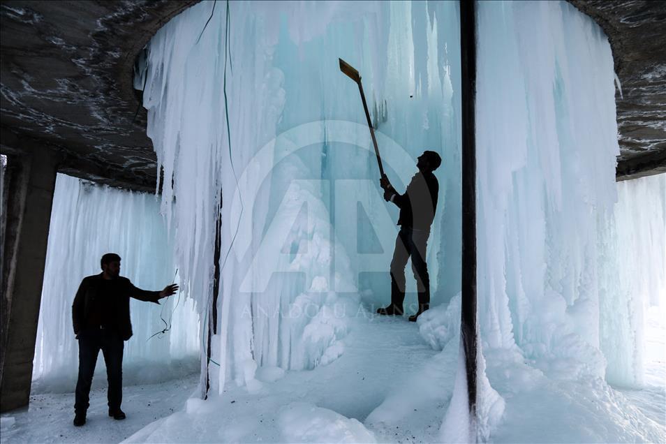 Мороз в Турции превратил водонапорную башню в ледяную скульптуру
