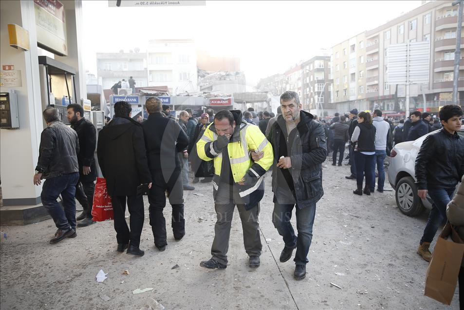 Zeytinburnu'nda bina çöktü