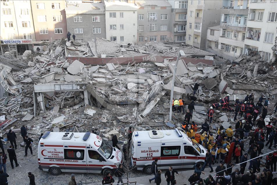 Zeytinburnu'nda bina çöktü