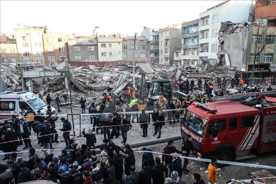 Zeytinburnu'nda bina çöktü
