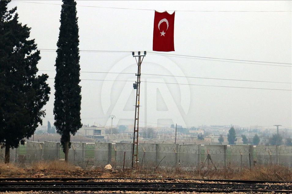 Sınır hattına 'güvenlik duvarı' örme çalışması sürüyor