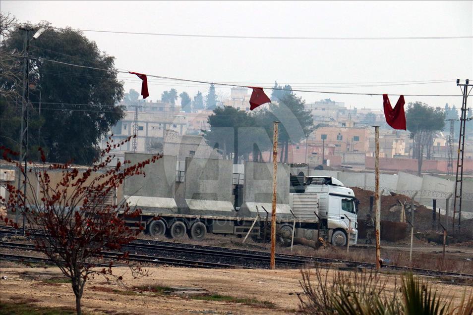 Sınır hattına 'güvenlik duvarı' örme çalışması sürüyor