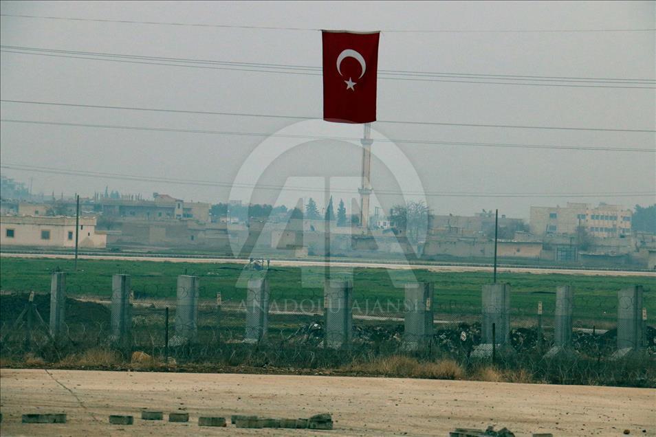Sınır hattına 'güvenlik duvarı' örme çalışması sürüyor