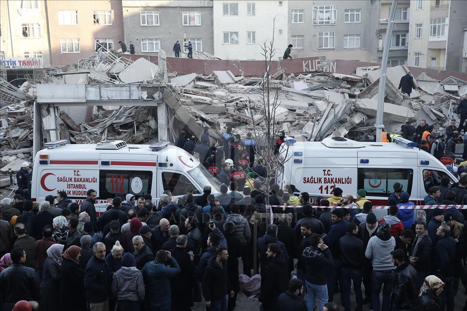 Zeytinburnu'nda bina çöktü
